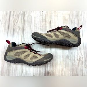 Woman’s merrell hiking boots- 9